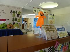 工場見学は拍子抜けなことに自由見学でした。
ハロウィンの飾りが浮いてますねえ。