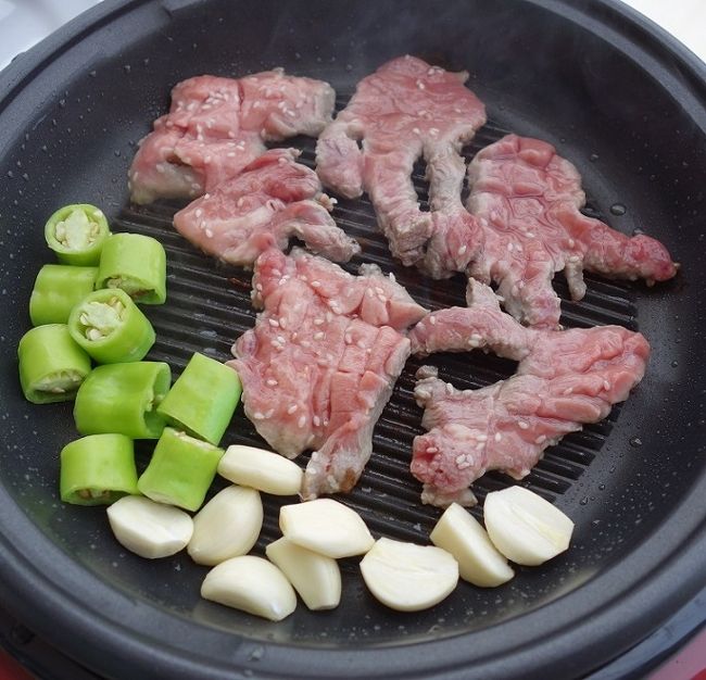 ニンニクと青胡椒（辛くない）<br />野菜の上にニンニク、青胡椒、タン、コチュジャンも付けて．．．日本では食べたことが有りませんでしたが美味しいですね◎