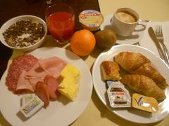 ホテルの朝食。ホテルメイドのクロワッサン美味しすぎ～！
今日もたくさん食べちゃいました～！