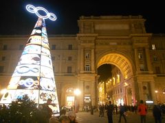 共和国広場 Piazza della Repubblica には光のモニュメント。
凱旋門のような壮麗な門が　ライトアップされて美しい。