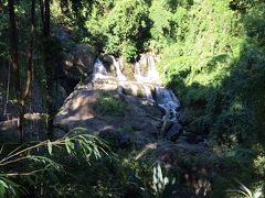 続いて、パースア滝に来ました。
今は乾季なので水量はさほどないです。