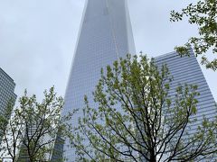 再びバスに乗り込み、向かったのは、9.11の惨事があった貿易センタービル跡地。

【 One World Trade Center :１WTC 】

2001年9月11日のアメリカ同時多発テロ事件で崩壊した世界貿易センタービル跡地（グラウンド・ゼロ）に建てられ、2014年11月3日に開業。
104階建ての１WTC は、世界第６位の高さを記録。
100-102階は展望台になっているようです。