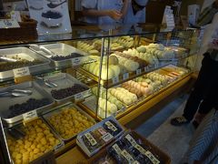 　 愛媛は「一六タルト」や「坊ちゃん団子」が有名ですが、私は大街道に来たら必ず「労研饅頭たけうち」に寄ります。昭和6年創業の蒸しパンのお店で、いろんな餡を使った素朴な味が気に入っています。つぶ、こし、白、カボチャ、芋、うずら豆などの定番からバタ－、レ－ズン、チ－ズなども味わえます。1個120円(税込み130円)です。