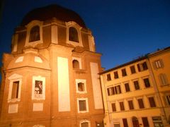 朝７時、夜明けのフィレンツェ。お部屋の窓からの景色です。
まだ太陽が昇る前の空の青が、なんとも言えない美しさ。。。
目の前にはメディチ家礼拝堂のクーポラ、教会の鐘の音が大音量で響き、
フィレンツェにいる幸せを感じます。。。