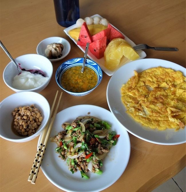 17日　　昼食<br />パックラパオムウー．．．体重を60Kg台を維持するために今日のお米は抜きました。　<br />卵焼き　納豆　ヨーグルト　<br />果物（パイナップル　スイカ　マンゴー　ロンコン　パッションフルーツ）