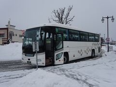 この区間を走る代行バス。
主に新得駅を中心としたダイヤになっているので、てっきり十勝側のバス会社かと思ったら、石狩側の会社である旭川ナンバーの「ふらのバス」が運行している。