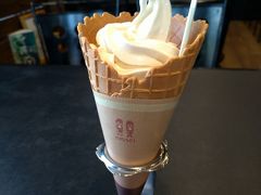 さて、１６時には返却してほしいと言われたのであと３０分。
ジャージーカフェにてソフトクリームとカフェオレを頂きます。
濃厚で美味しい！お土産にプリンも購入。
そろそろお車の返却時間です。