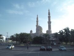 そしてジュメイラ・グランド・モスクという白いモスクを訪れる。こちらも中には入らず、外観だけの見学。