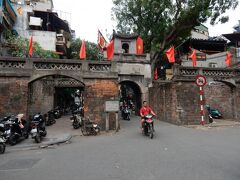 ドンスアン市場の近くのハンチェウ通りを東に進むと「東河門」があります。

造りが「ハノイ城」の門と同じように中国風です。
