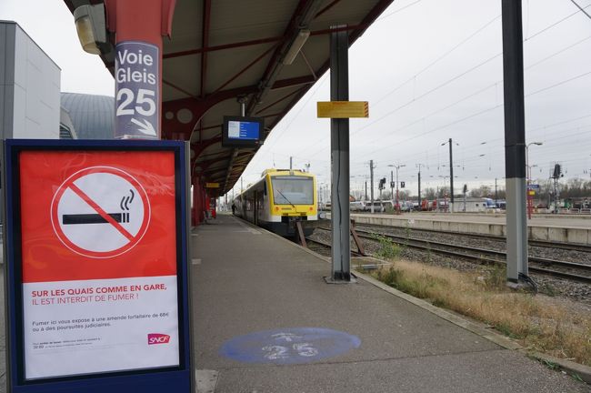 昨日、ゲンゲンバッハに行った時と同じく、オッフェンブルク行きのホームへ。<br />ホームには、大きなスーツケースを持つ人が多かった。