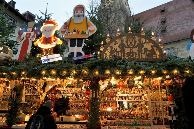 ここにも木彫りの店がありました。