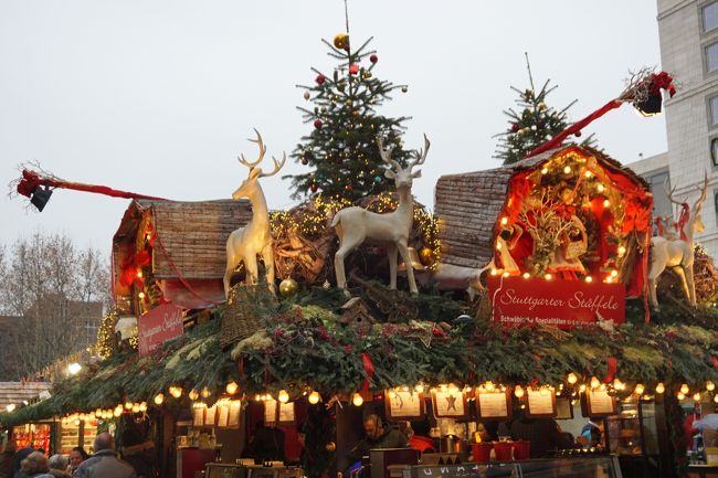 広場の角の店の飾り、えらくダイナミックなこと！