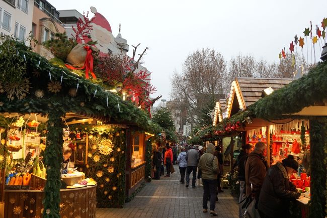 宮殿広場、シラー広場、キルヒ通りのマルクトより、ここが一番規模が大きいね。<br />では、屋台を観て周りましょう。