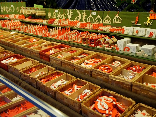 木製のオーナメントの店、