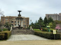 鶴舞公園には数件の古い建造物があります。
一際目立つ噴水塔は、明治末期に建造された大理石の噴水塔。
何とも言えないレトロな佇まいにうっとり。
