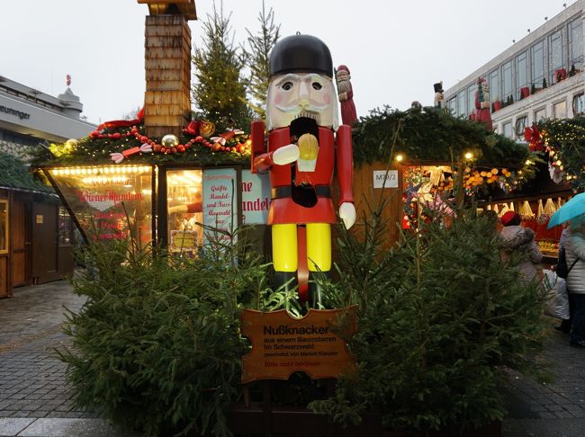 くるみ割り人形、クルミを飲み込んでお腹から出てきます。<br />動きは単純。（^^;<br /><br />マルクト広場のくるみ割り人形（動画）<br />https://youtu.be/mBSAW9n5UJ0