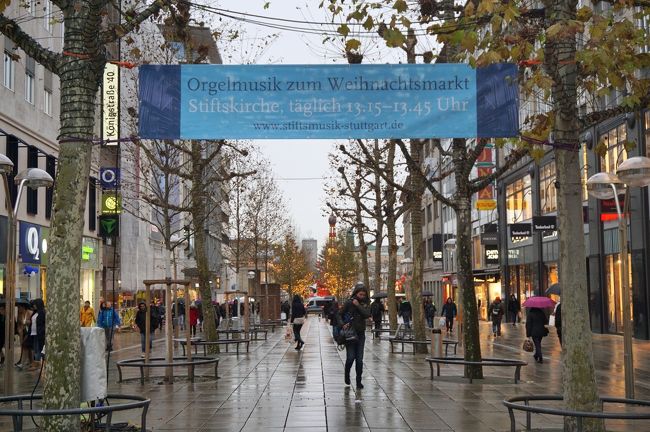 降りだした雨の中、ケーニヒ通りを歩いて宮殿広場に向かいます。