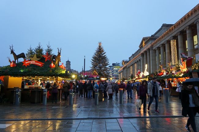 宮殿広場の脇に、地ビールのレストランがありそう。<br />パッサージュを後にします。