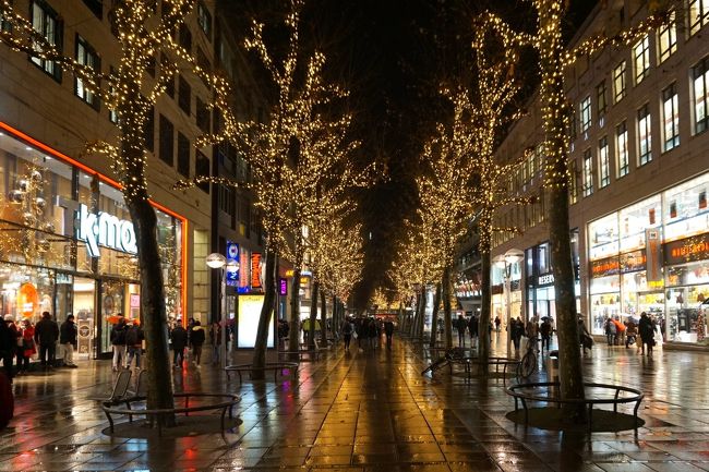 金色のイルミネーションのケーニヒ通りを歩き、