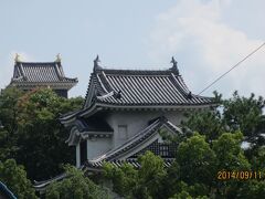 岡山城の手前が月見櫓と後が天守閣