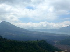 ２９＜バトゥール山と湖＞
バトゥール山は火山で、裾野には溶岩が流れたあとが見られます。
右側にあるのは、透明度が高いカルデラ湖「バトゥール湖」。
湖の向こう側にある「トルニャン村」は、今でも「風葬」が行われていることで有名です。