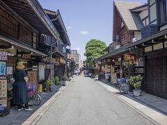 高山市の「古い町並み」に来ました。
名前の通り、江戸時代からの街並みが残っているそうです。
酒屋、お土産屋、カフェなど様々なお店がありました。