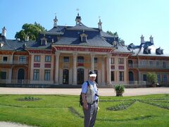 門を入って上手にBergpalais山の宮殿、下手にWasserpalais水の宮殿があり、どちらも中国風に建てられたのだと云う。そう見えぬでもないが・・・。真中には噴水のある池とLustgarten遊園で彩られている。

アウグスト強王と愛妾コーゼル伯爵夫人が歩いただろう美しい、広大なSchlosspark庭園も宮殿横に見られる。庭園には250年の樹齢と云う日本種のKamellie椿もあるそうだ。

写真はSchloss　Pillnitzピルニッツ宮殿：山の宮殿