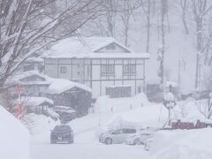 大釜温泉からは、雪に霞みながら、「妙乃湯」が見えます。
こちらは女性に人気なのだとか。
