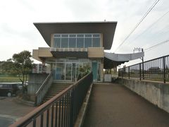  イオンモール東員を経由するのでなかなかの乗車率の町営バスで三岐線北勢中央公園口駅に到着しました。