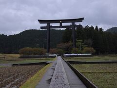 熊野本宮大社から10分ほど歩くと、田んぼの向こうに大きな鳥居が見えてきた。
その鳥居は、国内最大らしい。
旧社地大斎原は、鳥居の奥に広がる緑の場所のようだ。