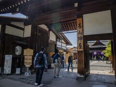 次なるスポット、高山陣屋へ。
ここには「陣屋」と呼ばれる藩庁があり、高山もここを軸として発展しました。そのため高山は「陣屋町」と呼ばれているそうな。