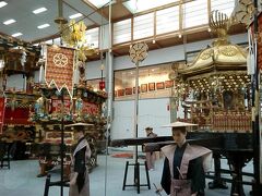 櫻山八幡宮には「高山祭屋台会館」が併設されています。
この展示品は、実際に祭りで使われている山車だそうです。