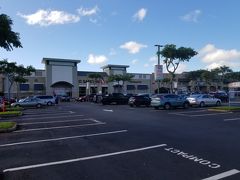 今日はワイケレプレミアムアウトレットで買い物です。
9:30にいったので駐車場もがらがらです。