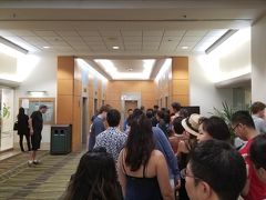 晩御飯はシグネチャープライムステーキです。

16：30ぎりぎりに行ったので20人ぐらい並んでいました。

後からエレベーターに乗って先に降りて並ぶ輩がいました。ひどい。