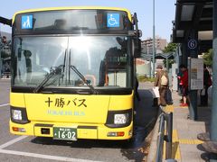 帯広駅前バスターミナル。
今日最初のバスは、７時１０分発のぬかびら源泉郷行です。
このバスには、２０１０年の８月にも同時刻で乗っています。
その時も今回も、上士幌高校へ通う高校生がたくさん乗車しました。