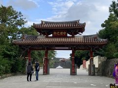 一気に飛んで、「首里城」へやってきました。時間調整もあり、本日最後の訪問地です。こちらはお約束の「守礼門」。