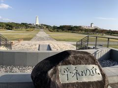 平和の丘。ここで毎年6月に沖縄戦没者慰霊祭を行う会場。この風景を見て、新興宗教みたいだ、という同行者の感想は、さもありなんという感じです。