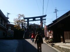 黒門を過ぎると、お店が多く見られ、門前町が広がっております。
向こうには、銅の鳥居が見えます。この銅の鳥居ですが、東大寺の大仏を鋳造した際に、余った銅で作ったという伝承があるそうです。本当かなあと。
また、この鳥居は吉野山へ修行に入る際の最初の門「発心門」と称されるそうです。
