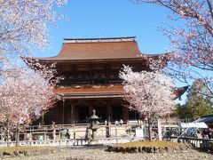 金峯山寺の蔵王堂へと到着いたしました。晴天ですし、桜も満開で、非常に綺麗です。
この蔵王堂、大きな建物ですが、木造建築では東大寺大仏殿に次ぐ大きさだそうです。そして、何度か焼失して再建されていますが、現在の建物は安土桃山時代に再建されたものだそうです。