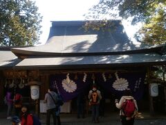 吉水神社へと到着いたしました。中にも入れるようですので、有料となりますが入ってみたいと思います。
こちらの神社は御祭神が後醍醐天皇という神社です。元々は、1300年前に「僧坊」として、修験道開祖「役行者」によって建てられたと伝わる場所でして、その後は「吉水院」というお寺となっていました。しかし、明治維新後の廃仏毀釈令によって、明治8年に「吉水神社」として改められたとか。