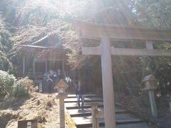 金峯神社へとやってきました。
この辺りになると、歩き疲れて、だいぶしんどそうな人が多かったです。
逆光になって見にくくなり、すいません。