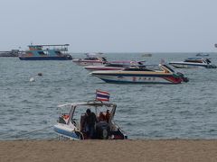 旅行記；【1月暖かいPattaya のお散歩/2020】
https://4travel.jp/travelogue/11587095

■パタヤの海岸....ラン島への高速ボートが待機してます。