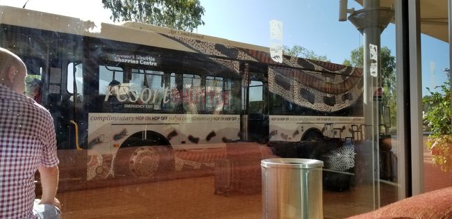 このバスはリゾート内を循環する無料のシャトルバスです。