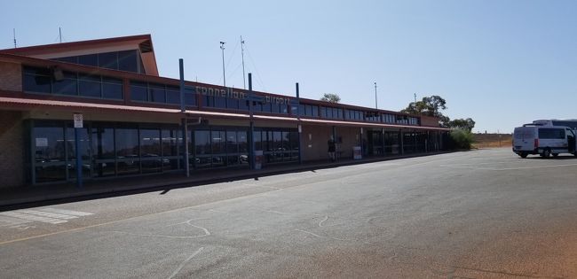 エアーズロック空港です。こちらが到着側です。