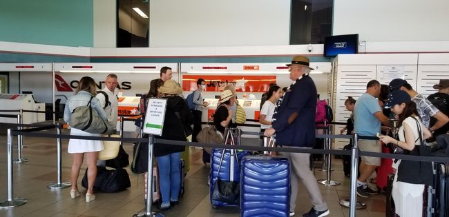 チェックインカウンターもこじんまりしており、当然自動チェックイン機はありません。予めスマホから事前チェックインを行っておくとスムーズです。