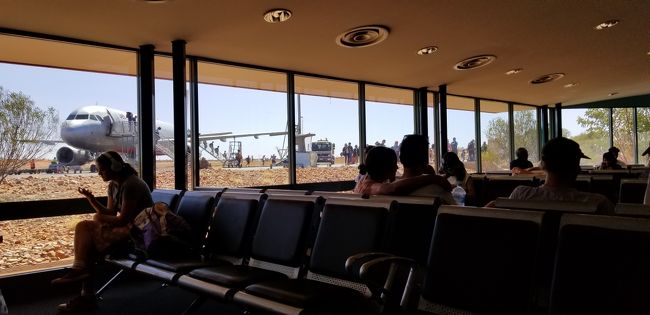 先ほどのロビーから左手に進むとこのスペースがあります。こちらの方が空いています。