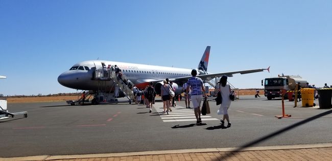 JQ665 AYQ11:00 MEL15:10 A320-200<br />沖止めは別として、タラップで搭乗するこの様な空港が少なくなってきているのでこの様な空港はいいですね。