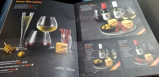 ワイン、おつまみセットです。<br />隣の方はボトルワインを召し上がっていました。