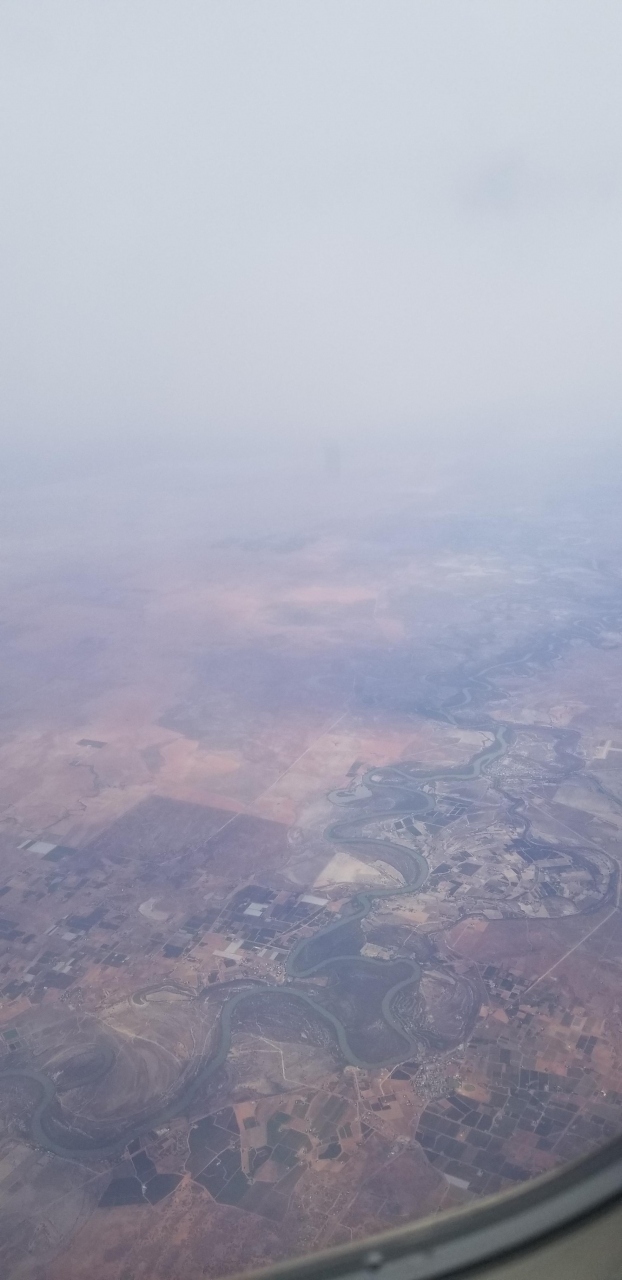 メルボルン国際空港に向けて下降し始めました。<br />当時、オーストラリア各地では森林火災に悩まされており、乗務員が募金の協力でまわってきました。但し、通貨はオーストラリアドル、ニュージーランドドルのみでした。