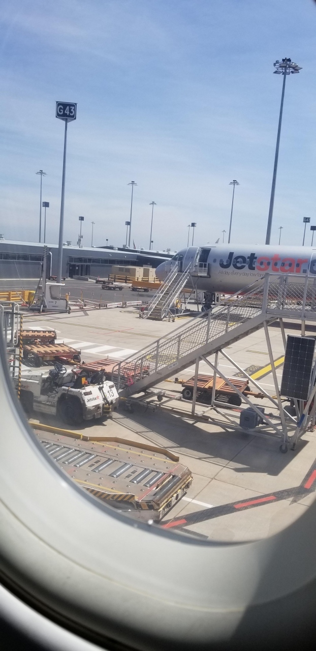 メルボルン国際空港に到着しました。<br />LCCなので当然タラップでの降機でした。